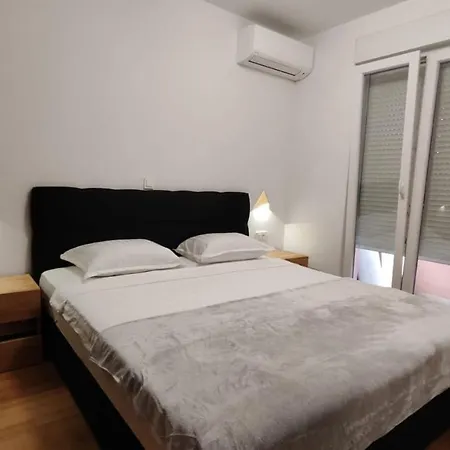 Apartment Patrik Makarska With Saltwater Pool